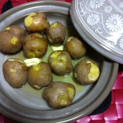 小さいジャガイモだったのでまるごとでo(^▽^)o
タジン鍋で作ってみました